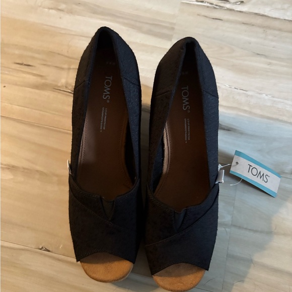 TOMS Classic Black Canvas Wedge Shoes - Picture 2 of 9